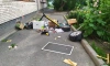 Женщина выбросила кучу мусора из окна своей квартиры на Северном проспекте