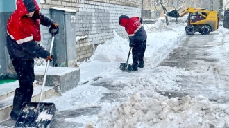 Коммунальщики Петербурга круглосуточно борются с рекордным снегопадом из-за циклона "Чарли"