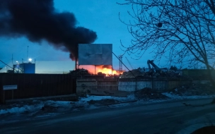 Пожар в промзоне на Волхонском продолжают тушить