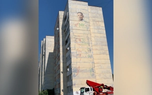 На доме в Кингисеппе нарисовали гигантский портрет футболиста Ионова