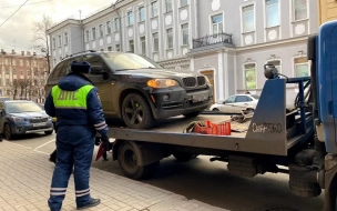 На улице Есенина автомобиль с "депутатскими" номерами остановился на тротуаре