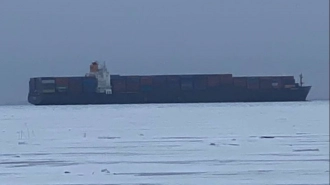 Появились фото грузового судна, которое село на мель в Петербурге