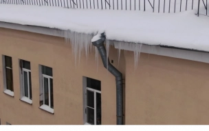 Глыба льда упала на голову петербуржца на 3-й Советской улице