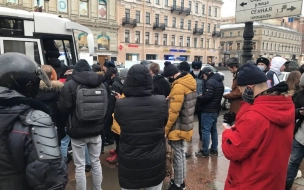 Piter.TV: в период с 13 по 16 часов на "Гостином дворе" задержали более 200 человек