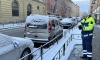 Почти 400 автомобильных номеров очистили от снега на парковках Петербурга