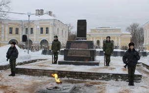 В Кингисеппе прошла торжественно-траурная церемония возложения цветов к памятнику "Слава"