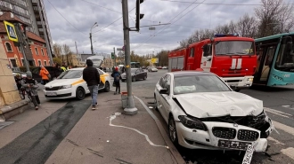 На Новочеркасском проспекте столкнулись машина такси и BMW