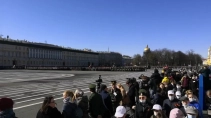 На Параде Победы петербуржцы забыли о масках и социальной дистанции