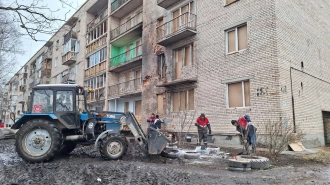 Сотрудники ГИБДД проверят поврежденные в результате атаки беспилотника на Пискаревском проспекте автомобили