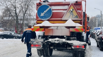 Старшеклассников привлекают к уборке снега во Фрунзенском районе. Они зарабатывают больше взрослых