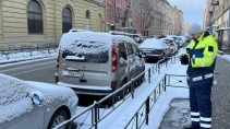 Почти 400 автомобильных номеров очистили от снега на парковках Петербурга
