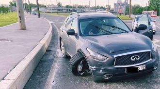 Пьяная автоледи на Infiniti попала в ДТП в Петербурге