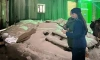 Рабочий погиб под глыбой льда на территории фабрики в Ленобласти