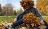 Петербуржцы массово постят в соцсети снимки в венках из золотых листьев
