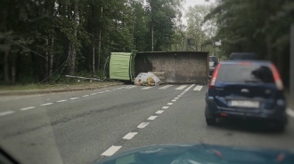 На Приморском шоссе возникла пробка в виде перевернувшегося грузовика