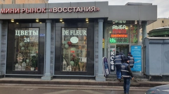 Незаконные торговые павильоны начали сносить у Московского вокзала в Петербурге