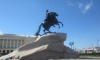 Памятник Петру I на Сенатской площади моют ко Дню города