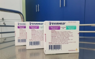 В Петербург поступили 2700 упаковок препарата "Эвушелд"  для доконтактной профилактики коронавируса