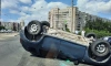 На севере Петербурга в результате столкновения Renault Duster перевернулся на крышу