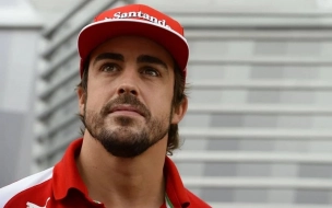 СМИ: у попавшего в аварию гонщика "Формулы-1" Алонсо подозрение на перелом челюсти