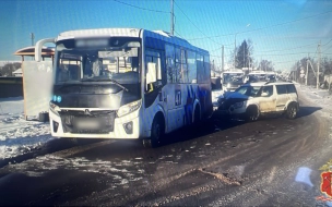 Водительница Skoda врезалась в остановившийся автобус в Ломоносовском районе