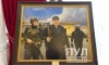 Картину с изображением Лукашенко с автоматом вывесят во Дворце независимости в Минске