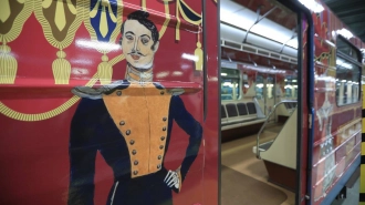 К юбилею Александринского театра в метро запустили тематические вагоны