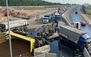 Перед съездом на Кронштадт перевернулся грузовой автомобиль