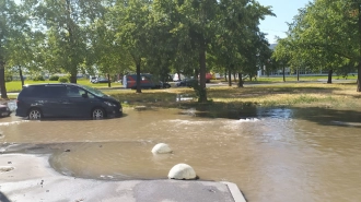 На проспекте Космонавтов прорвало трубу с горячей водой