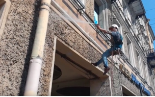 В Петербурге завершается весенняя помывка фасадов нежилых зданий