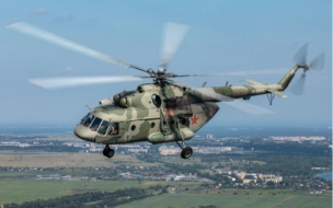 В Петербурге молодые летчики ЗВО отработали учебно-тренировочные полеты на Ми-8
