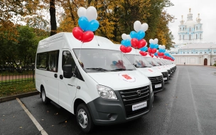 В Петербурге многодетным семьям подарили микроавтобусы