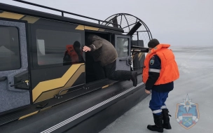 На льду Ладожского озера заблудился пенсионер