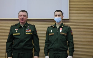 Первому в России военному медику вручили медаль Луки Крымского за борьбу с коронавирусом