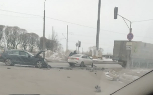 На проспекте Народного Ополчения столкнулись две легковушки 