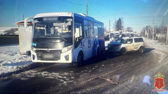 Водительница Skoda врезалась в остановившийся автобус в Ломоносовском районе