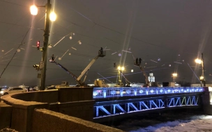 Подсветка Дворцового моста превратилась в "северное сияние"