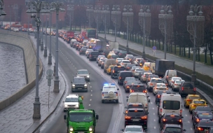 Центр Петербурга застрял в пробках из-за перекрытия Литейного моста