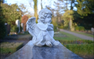 За сломанного ангела на кладбище петербуржец заплатит 1 млн рублей