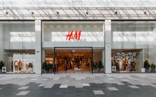 Ретейлер H&M временно приостановил продажи в России 