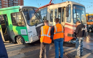 Маршрутка и трамвай столкнулись на Луначарского