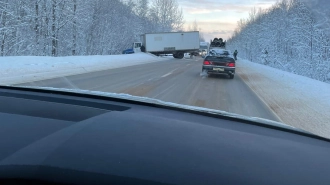 На Мурманском шоссе большегруз угодил в кювет