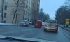 Красный автомобиль опрокинулся у пожарной части на Приморском проспекте