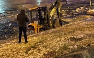 Спасатели вытащили трактор из реки Ждановка в Петербурге