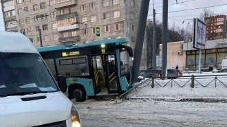 Рейсовый автобус въехал в столб на Светлановском проспекте