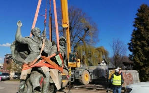 В Польше снесли памятник советско-польскому братству по оружию