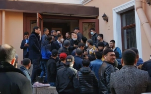 В Петербурге у консульства Узбекистана выстроилась огромная очередь из желающих проголосовать
