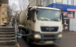 Во дворе на Новоизмайловском проспекте мусоровоз насмерть сбил женщину