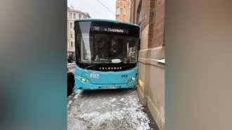 На Чкаловском проспекте автобус въехал в здание после столкновения с трактором