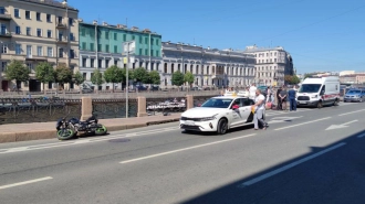 В Петербурге мотоциклист сбил девушку на велодорожке